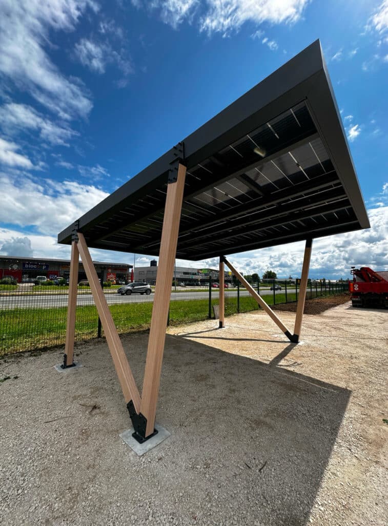 Ombrières design, faciles et rapides à installer, pour des investissements écologiques et de décarbonations. fabricant français de carports photovoltaïques
